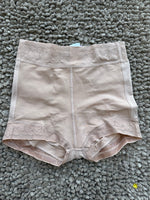 PANTY LEVANTA COLA CACHETERO CON HUECOS INTERNOS